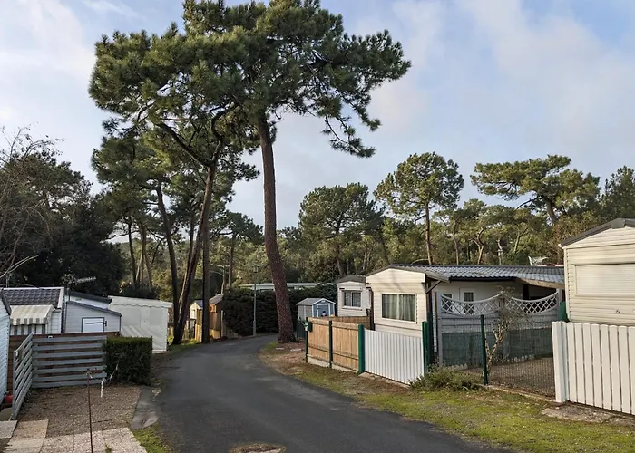 Charming Just Steps From The Sea 木屋 *