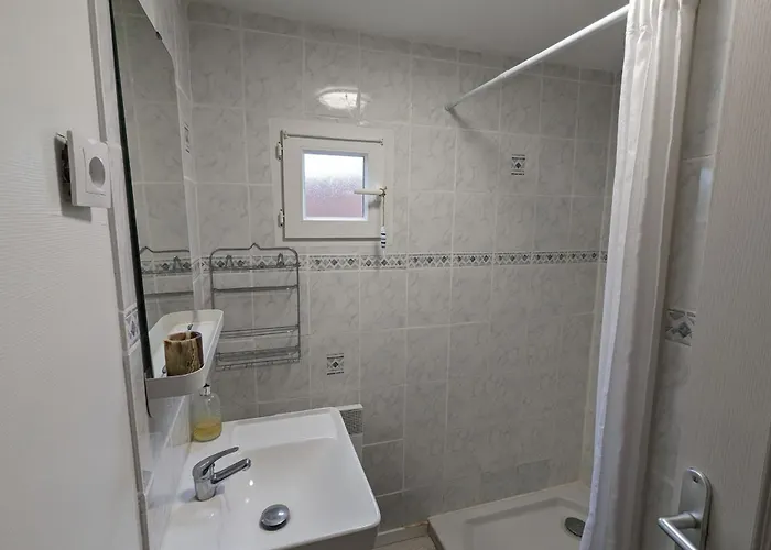 Chalet Charming Just Steps From The Sea